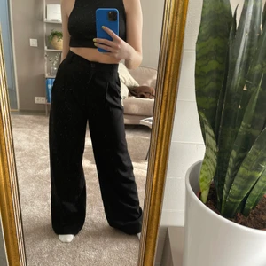 Svarta vida kostymbyxor  - Svarta vida kostymbyxor från monki💓frakt tillkommer