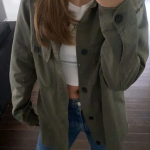 grön jacka - superfin grön jacka perfekt nu till våren och sommaren! Köparen står för frakten. Hör av er för fler bilder🖤