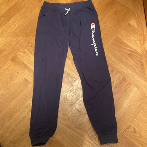 Champion byxor - Jättesköna champion tracksuit-byxor i mörkblå. Bra skick men storleken stämmer inte