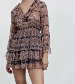 Zara klänning  - Säljer min jätte fina klänning från zara som är slutsåld, endast använd en gång. Kom privat för fler bilder😊❤️