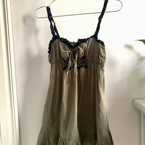 Linne - Gulligt linne köpt second hand. Är lite mer grön än på bilden!❣️