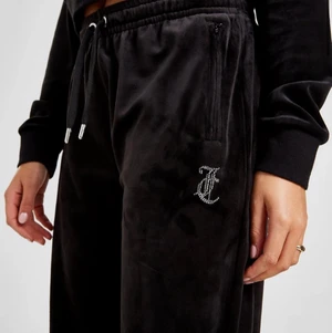 Juicy byxor  - Juicy couture byxor i fint skick inga diamanter har ramlat av dock har det ramlat av en silver ring vid ena snöret 🤍 