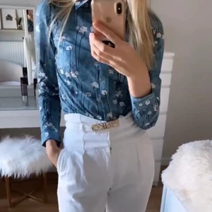 Blå blommig skjorta - Ord pris 560 kr. Säljer den fina blommiga skjortan från ”Wolczanka”. Aldrig haft på mig!