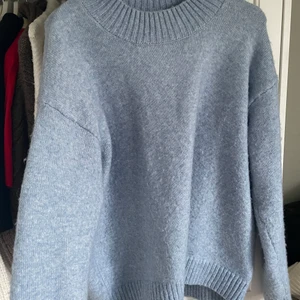 Ljusblå tröja från hm - Storlek XS, använd några gånger och är så skön på! 