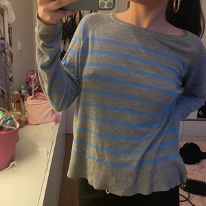 Randig Zara tröja  - Jätte söt zara tröja, säljer den på grund av att det är inte min stil längre. Den är i storlek M men passar för folk med storlek S