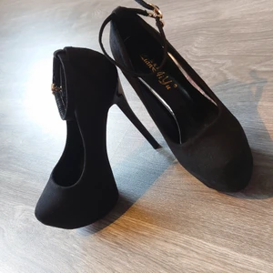 Klackar (Nya)  - Nya, sexiga klackar. Klackhöjd 14cm, faktisk klackhöjd 10cm Säljer p.g.a. köpte för små.