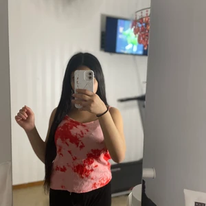 Linne  - En fin blandad färg med röd och rosa linne❤️💖 är bara använd 1 gång. Är från Bik Bok  i storlek S👌🏻 så fint i sommaren😍☀️