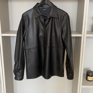 Oversize skjorta  - Oversize skjorta i fejkläder från Gina tricot i strl 36. Använd ett fåtal gånger. Bra skick! 