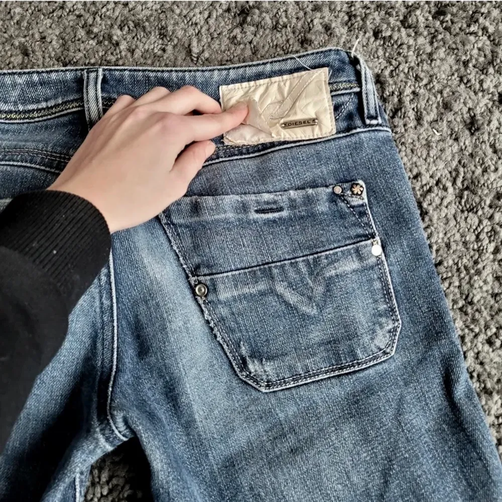 Säljer ett par jätte snygga jeans som är köpta av en annan här på Plick! Säljer då dom tyvärr inte passade mig, bilderna är lånade!. Jeans & Byxor.