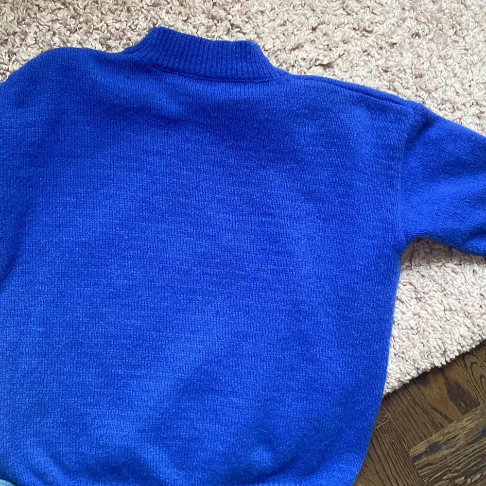 En blå tröja i nyskick! Storlek S men skulle nog också passa en M! Säljer för 100kr!😍🤌🏻. Tröjor & Koftor.