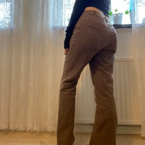 Bruna jeans - Lågmidjade bruna jeans som jag köpt secondhand! De är uppsydda för att passa mig som är 163 ☺️