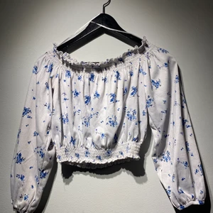 Jätte fin blommig tröja  - Jätte fint skick, perfekt till sommaren 