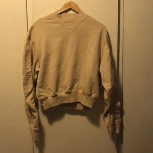  Carin Wester tröja - Beige Carin Wester tjock tröja med ficka på ena armen stolek xs-L men passar mig som är xs köpt för 429 kan säljas för 300 uppåt💖kan bytas mot något annat 