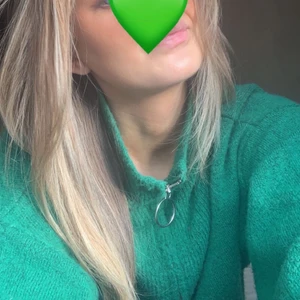 Jättefin grön stickad tröja 💚💚💚 - Supersnygg grön stickad tröja, knappast använd av mig, men köpt second hand (men trots det superbra skick!) Perfekt till våren 💚💚💚💚