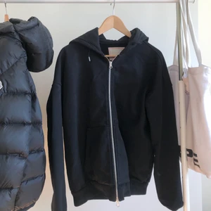 Jeanerica Zip - VÅRDEALS* Snygg oversized svarthoodie med silverkedja i fint skick. *Nypris 1500