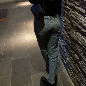 Jeans från monki - Jag har växt ur mina favoritjeans 😭😭😭 från Monki, storlek 36/38 sitter lite oversize när man är 36a. Bilderna är från tiden då byxorna passade 🥺🕺🏼 blir dina för 150 kr plus spårbar frakt om det är aktuellt! 💞💓