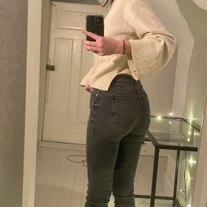 Gråa jeans - Säljer dessa jätte fina zara jeans i storlek S. Skriv privat för fler bilder. 💕