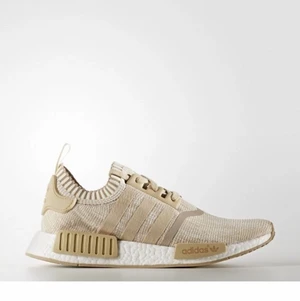 Adidas nmd r1 ”linen kaki” - Supersköna nmd r1 ”linen kaki”. Bra skick. Dm för frågor och bilder💕 Säljers pga kommer ej till användning, därav priset :) Priset kan diskuteras. Köpta för 1700, går för mycket mer om man ska köpa dem nu på ex stockx.