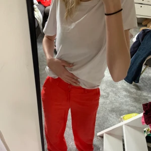 Röda linnebyxor  - Byxorna upplevs oranga på bilderna, men de är rödare i värkligheten. Super bekväma o knappt andvända ! Jag sydde ner dem men man kan lätt du upp den💗 Fler bilder finns💗