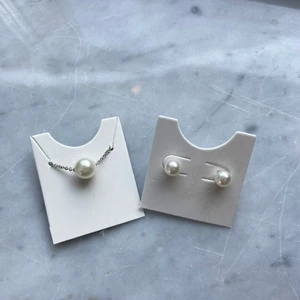 Örhängen och armband - Söta små örgängen och ett matchande armband med en liten berlock. Oanvända och köpta på glitter💕köparen står för frakt!