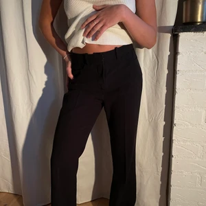 Kostymbyxor - Svarta kostymbyxor köpta secondhand från sisters 