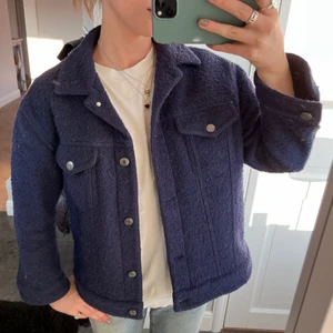 Mörkblå jacka från weekday - En super najs vårjacka från weekday som jag nu säljer. Passar perfekt nu i vår och även på sommarkvällar. Den har superbra passform och funkar på både XS och S. Använd några enstaka gånger förra våren. Köpte den för Ca 500kr. Skriv för fler bilder❤️ 