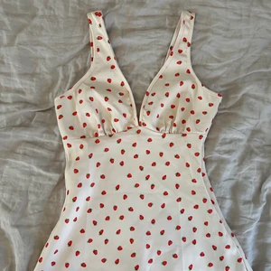 Klänning med jordgubbar 🍓  - Jättesöt klänning med jordgubbar på!🍓 Köpt här på plick men den passade inte mig:(. Lite oklart märke. Så fin nu till sommaren och våren!