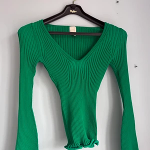 Grön topp - Grön superfin topp från HM. Lite osäker på om jag vill sälja men den kommer inte så ofta till användning. Den  är väldigt strechig. Köpt för 400kr. Använd fåtal gånger så i väldigt fint skick. Hör av dig vid frågor. Vid flera intresserade blir det budgivning.