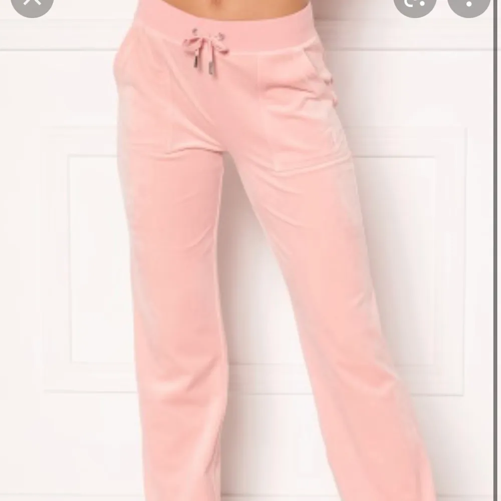 Hej säljer Juicy coutre byxor i färgen Pale pink jätte fint skicka skriv för mer bilder 😍 Direkt pris 850+70kr frakt . Jeans & Byxor.