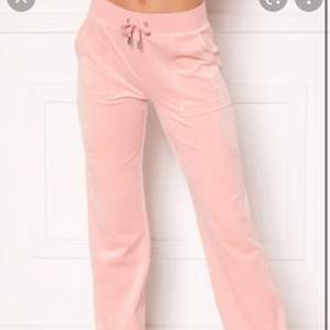 Hej säljer Juicy coutre byxor i färgen Pale pink jätte fint skicka skriv för mer bilder 😍 Direkt pris 850+70kr frakt 
