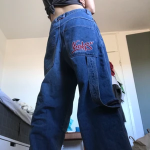 FREAK JEANS - Jätte coola äkta FREAK jeans köpa här på Plick för 550! Sista bilden är lånad från förra säljaren. Lite slitna längst ner, skriv privat för fler bilder!❤️ midjemått-80 innerben-70 ! KÖP DIREKT för 700 !