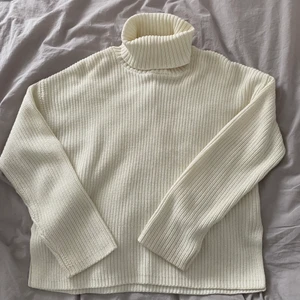 Stickad tröja  - Stickad tröja från monki i storlek xxs men skulle säga att den passar upp till s/m beroende på hur man vill att den ska sitta💘 150 inklusive frakt 💘