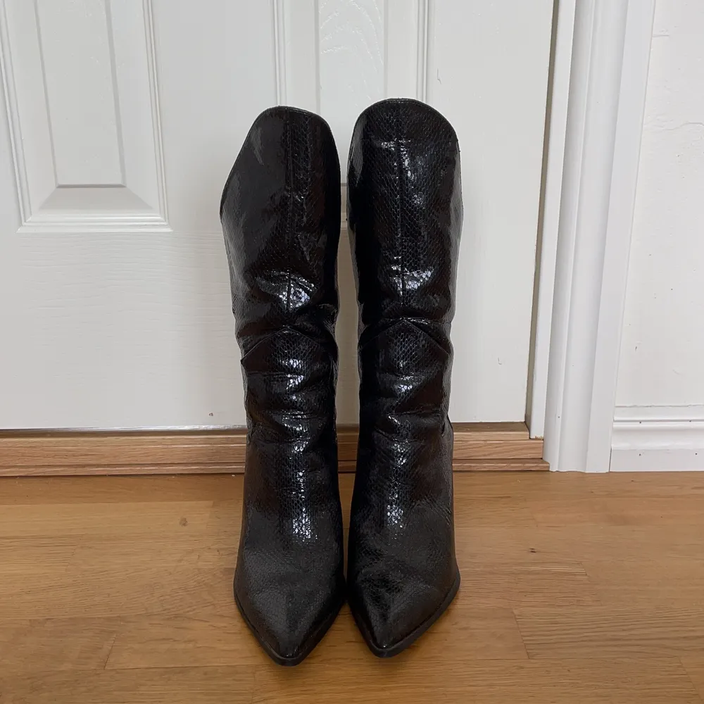 Säljer mina boots från Public Desire då de ej kommer till användning. Köpta i höstas på ASOS. Storlek 39. Skor.