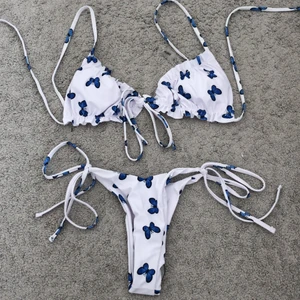 Bikini - Säljer denna supersnygga bikini med fina fjärilar på!! Väldigt populär & snygg!! Helt ny & aldrig använd då den tyvärr va för liten för mig :(💕💕💕🦋 storlek S i trosorna och M i överdelen! Går att köpa separat 