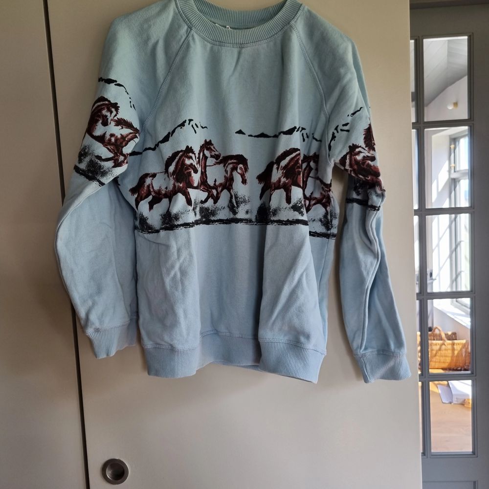 Ganni sweatshirt med hästmotiv. . Tröjor & Koftor.