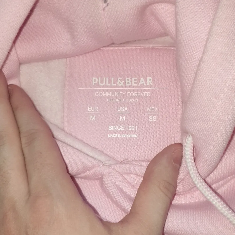 En rosa pull & bear hoodie från zalando, inte använd så mycket. Men tyvärr har fickan på magen börjat gå upp lite. Köpare står för frakt. Strl medium. Hoodies.