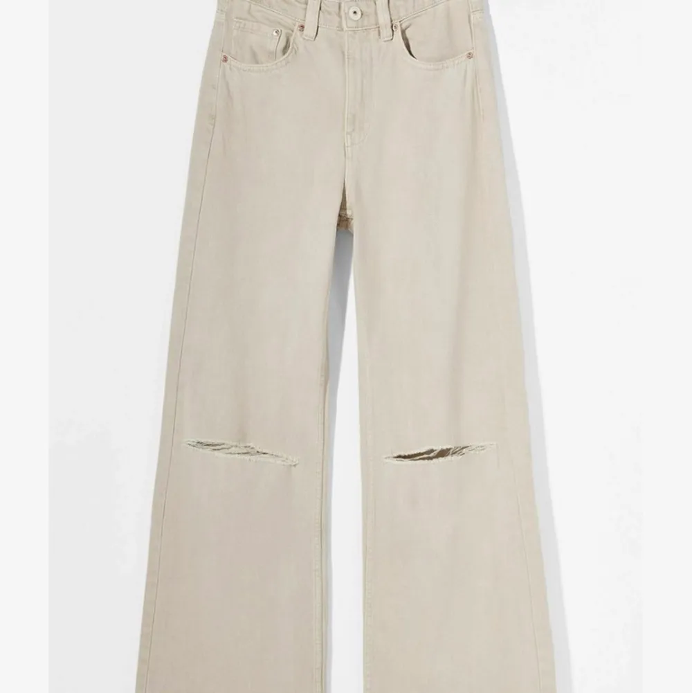 trendiga beige vida jeans,  NYPRIS: 599, säljer pga de är för små😊. Jeans & Byxor.