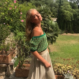 Topp zara - LÅNAD BILD! Men säljer den gröna toppen som är superfin till sommaren... i gott skick så inga direkta skavanker på den. Hör av er om ni har några frågor☺️