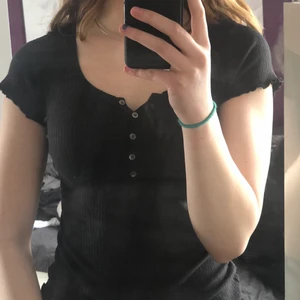 T-shirt från hollister XS - Svart tshirt från hollister i storlek XS. Använd några gånger men ser ut som ny