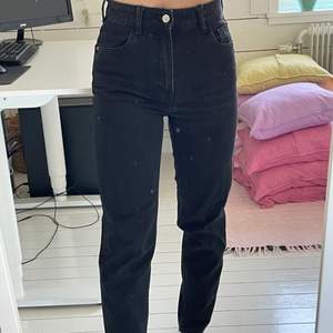 Svarta raka jeans i storlek 34, lätt använda men ser nya ut!
