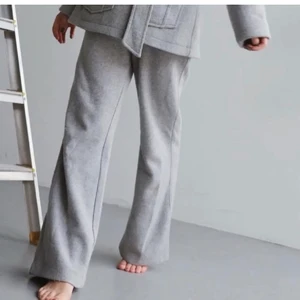 Grå kostymbyxor från Na-kd  - Super fina och sköna!! Däsvärre för stora för mig 😔 Storleken är 32 men skulle säga att det passar en 34/36. Aldrig använda🆕