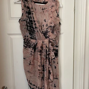 Vila klänning strl M - Fin klänning i bra skick. Säljer på grund av att jag aldrig använt den, har dock fått den av någon annan, men använd ett gå tal gånger