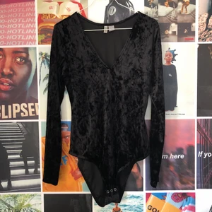 Svart sammetsbody  - Svart body i sammet från H&M i storlek M, aldrig använd.