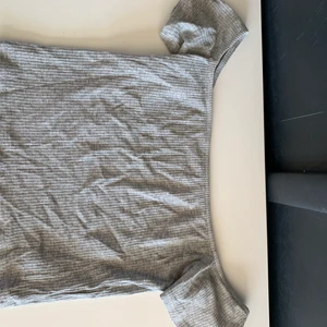 Grå topp  - Söt grå topp, perfekt till sommaren💕 frakt ingår