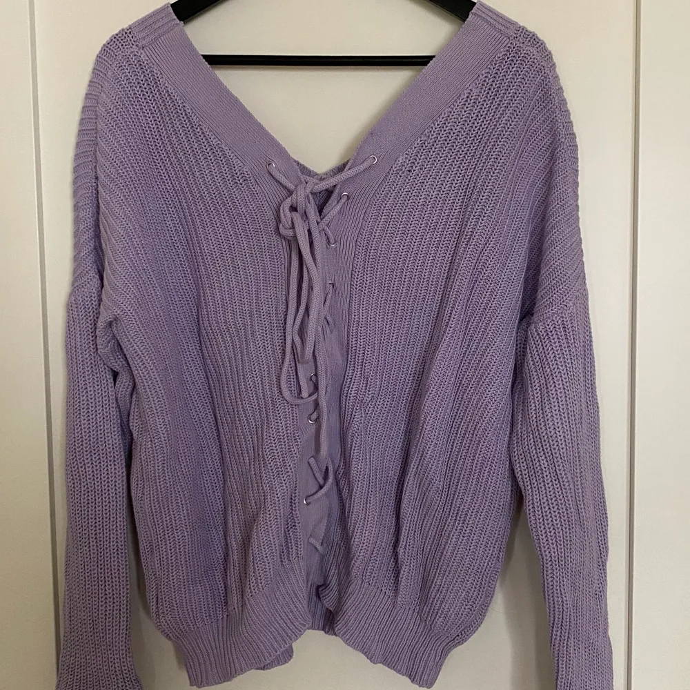Oversized Jumper with cute crossed back detail! Knitted material in a pastel purple. Selling because it’s too big for me 💜. Tröjor & Koftor.
