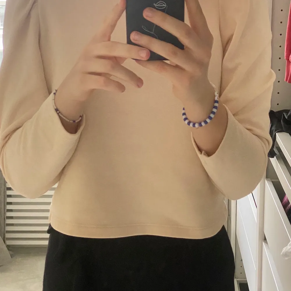 Tröja med puffärmar från zara, beige skön . Puserot.