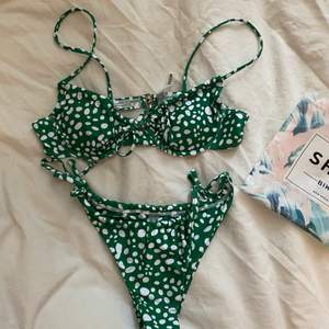 En jätte söt grön bikini med vita prickar från SHEIN. Den är i storlek M men skulle säga att den är som en S speciellt i överdelen. Skulle även säga att den är mer grön i verkligheten än på bild💗