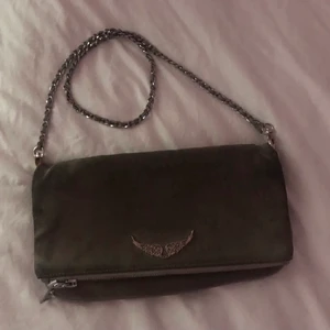 Zadig Väska - Säljer min fina zadig väska i bra skick. Den är ljusgrå och är använd en del men har fortfarande mycket kvar att ge. Båda väskbanden medföljer såklart. 💞💞🥰