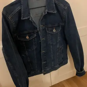 Säljer en jeans jacka som aldrig är använd från H&M. Köparen står för frakten!