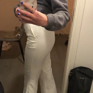 Vita kostymbyxor  - Säljer mina vita kostymbyxor. Använda extremt få gånger så dom är i väldigt bra skick. Storlek 34💕 buda i kommentarerna 